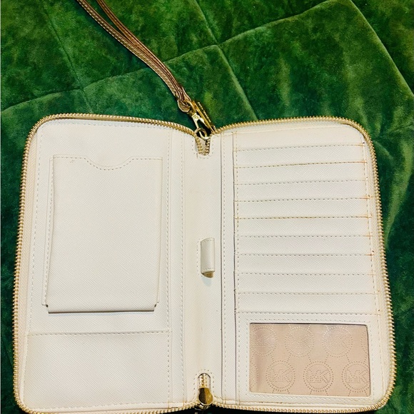 *RARE* Michael Kors Beige Monogram Wristlet Large Phone Clutch - Picture 3 of 14